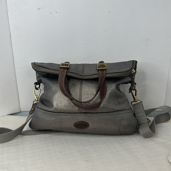 Fossil The Explorer Leather Fold-Over Crossbody Bag in metallic silver - Picture 8 of 12